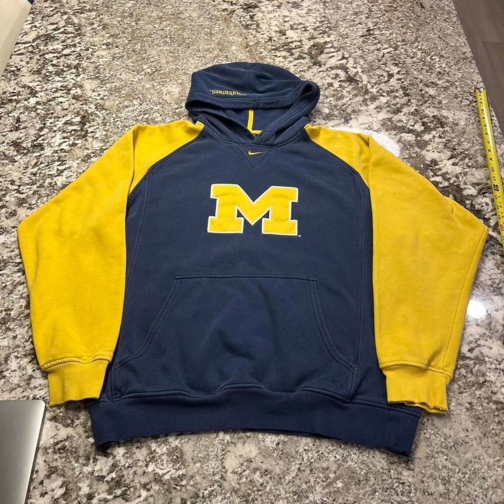 Vintage 2000s Nike Michigan Wolverines center swoosh hoodie  Size medium